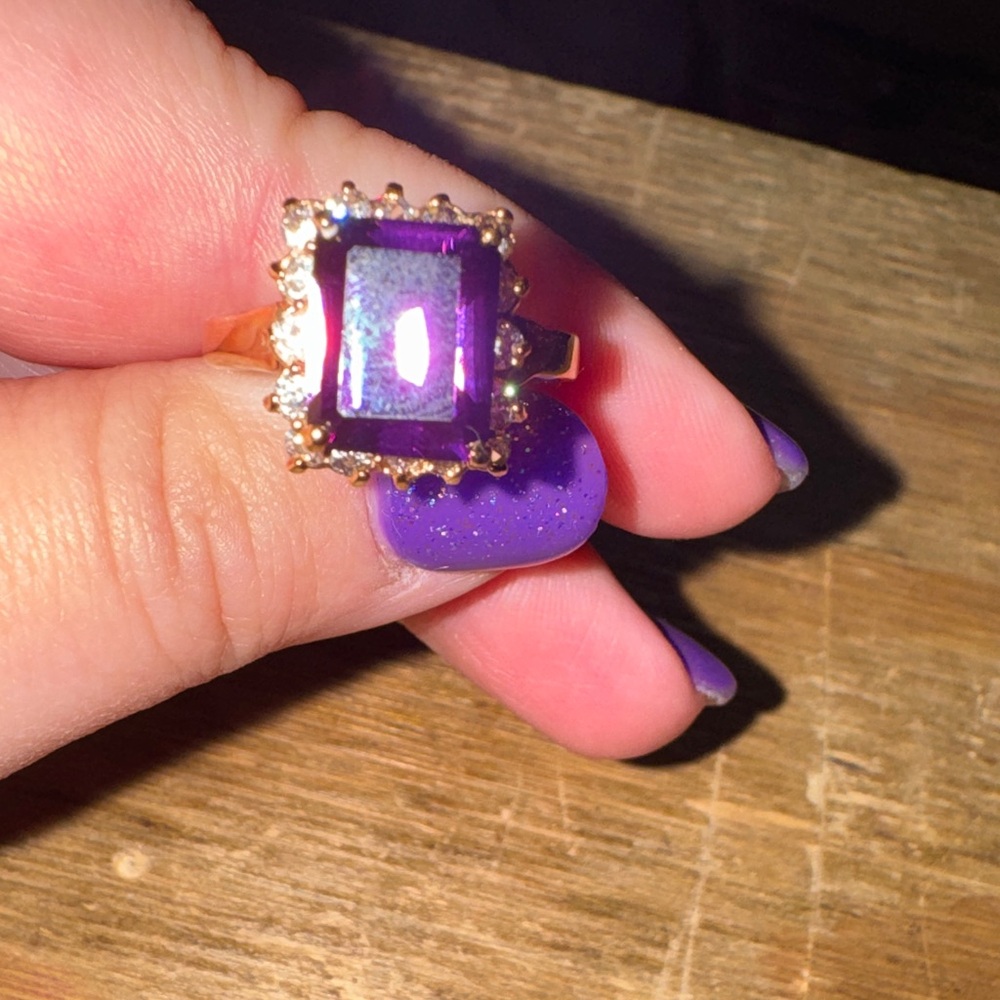 Consignment item..
Elegant Gold tone and cut glass Purple Ring